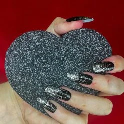 POISON LOVE BOMB Skulls Heart [Black] | BATH BOMB -Wixcraft Candles shop black heart 22585c49 970e 426d 968d fbf39e0c3a9b 700x700
